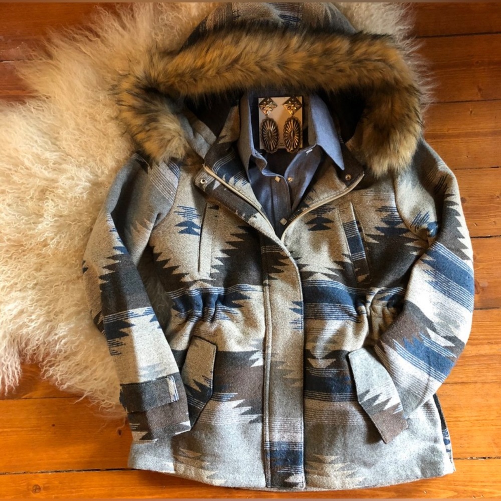 Outback Trading Co Cozy Blue and Grey Aztec Jacket with Fur Lined Hood Size MD
